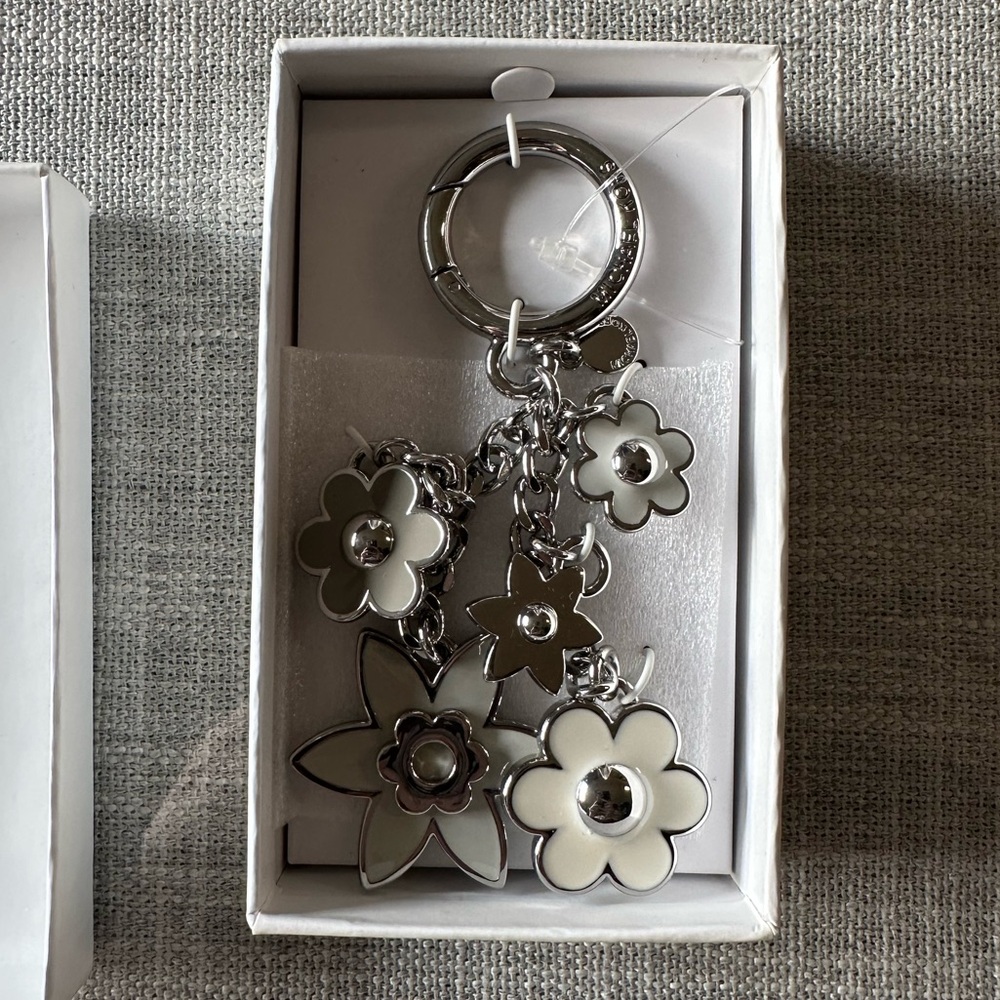 Michael Kors Cascading Floral Charm Keychain – Optic White | New in Box!